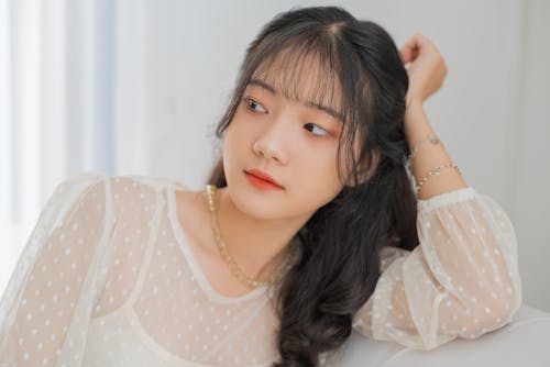 Charmante vrouw lacht in de camera