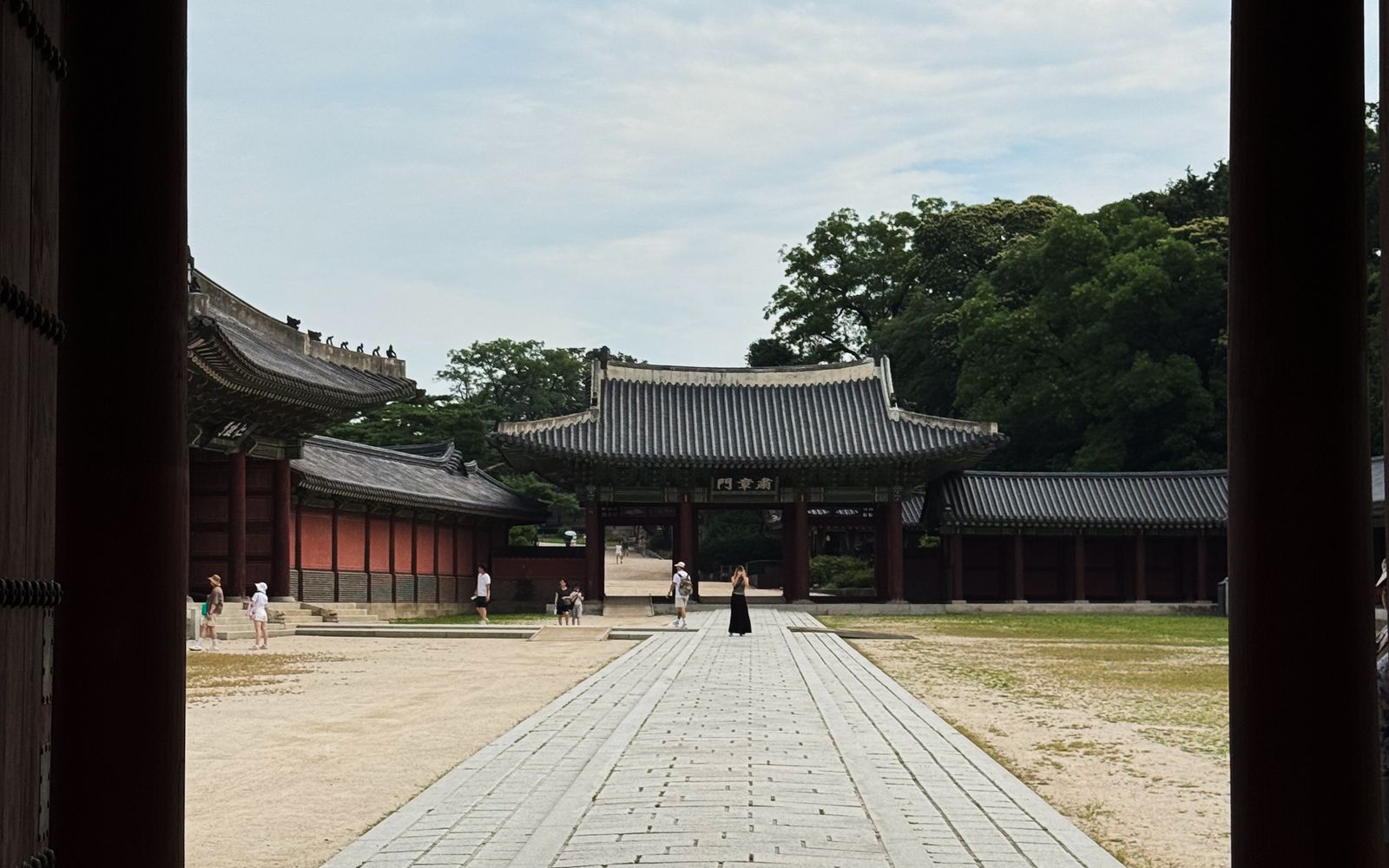 돼지꿈과 똥꿈은 정말 돈 들어오는 꿈으로 보나요? 한국적인 상담 공간과 동양철학 분위기를 담은 고해상도 실사 사진