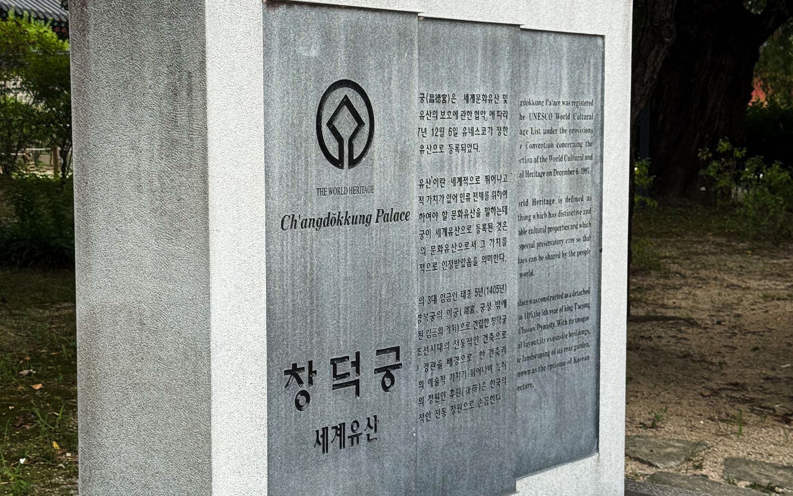 뱀꿈과 용꿈은 변화운으로 봐도 되나요? 한국적인 상담 공간과 동양철학 분위기를 담은 고해상도 실사 사진