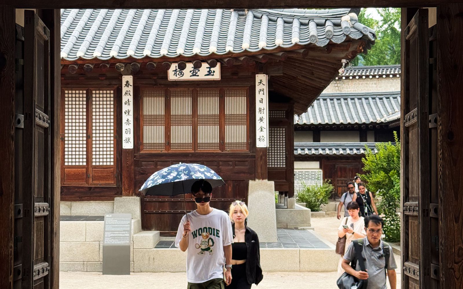 아기가 나오는 꿈은 인연이 생기는 꿈인가요? 한국적인 상담 공간과 동양철학 분위기를 담은 고해상도 실사 사진