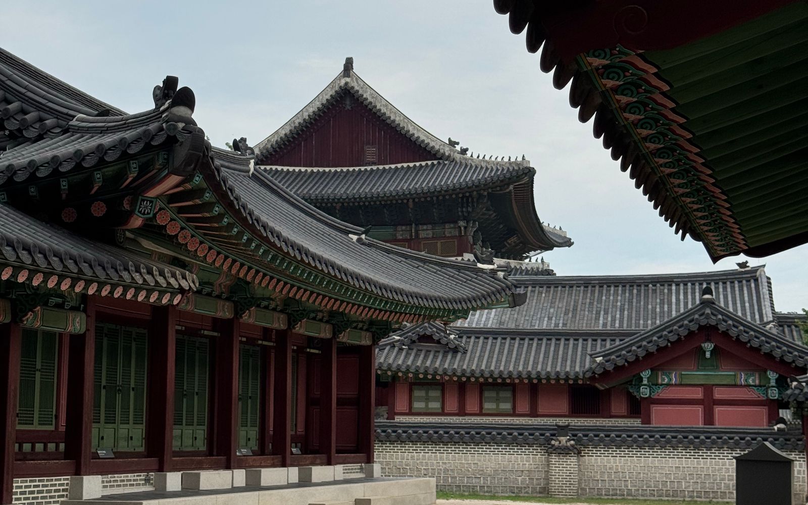 몸이 무겁고 마음이 불안할 때 신점 상담 전 무엇을 확인해야 하나요? 한국적인 상담 공간과 동양철학 분위기를 담은 고해상도 실사 사진