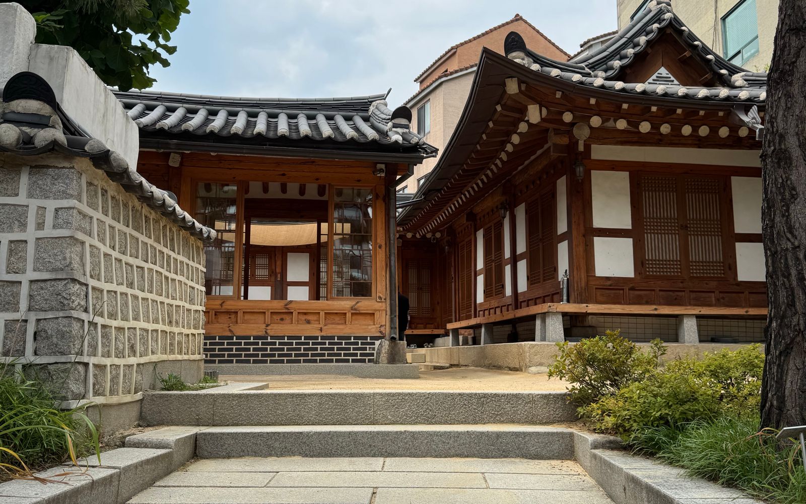 이직 제안을 받았을 때 사주 상담으로 어떤 기준을 잡나요? 상담 내용을 떠올리게 하는 한국적 분위기의 고해상도 실사 사진