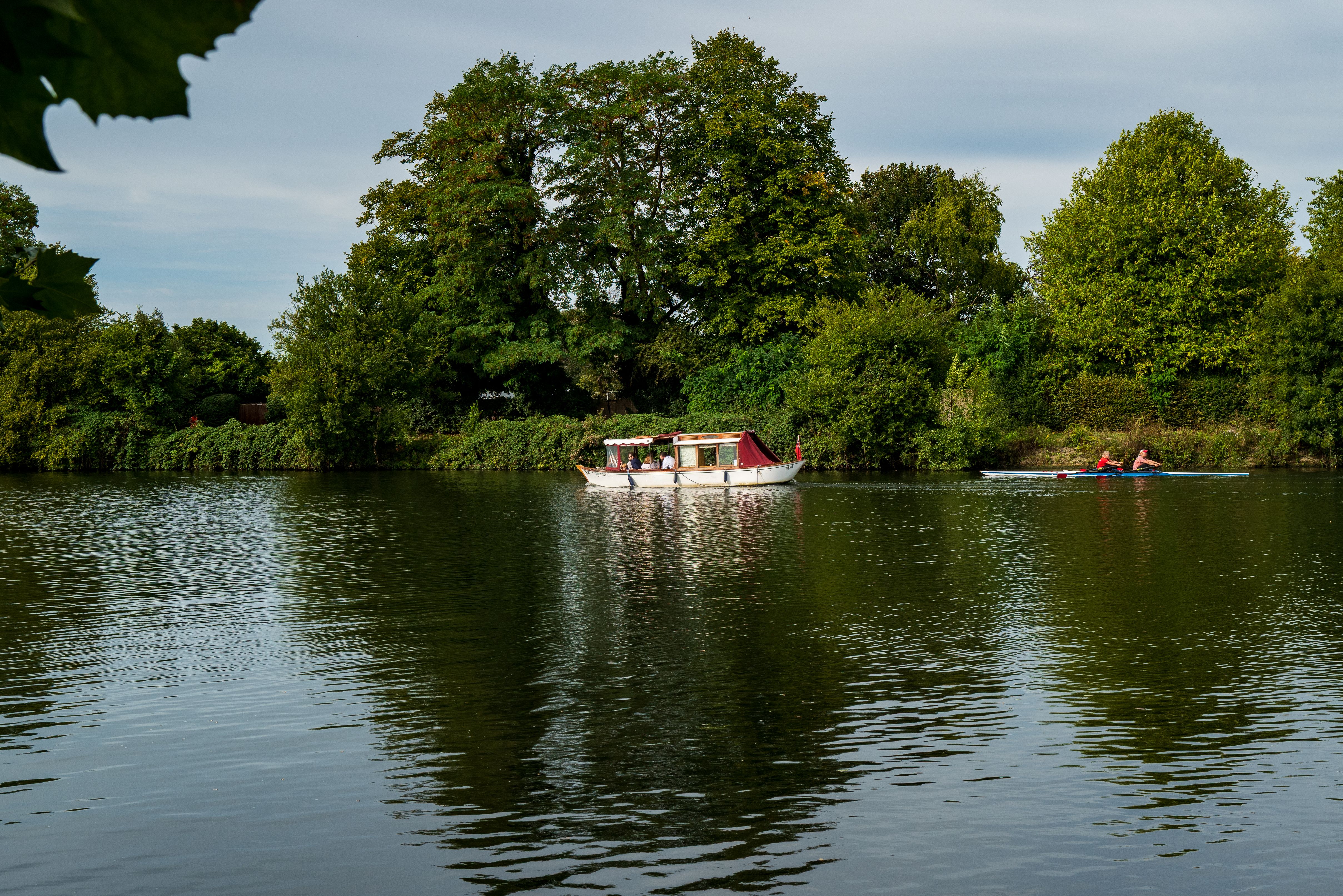 Thames Path between Reading and Sonning with narrow boats