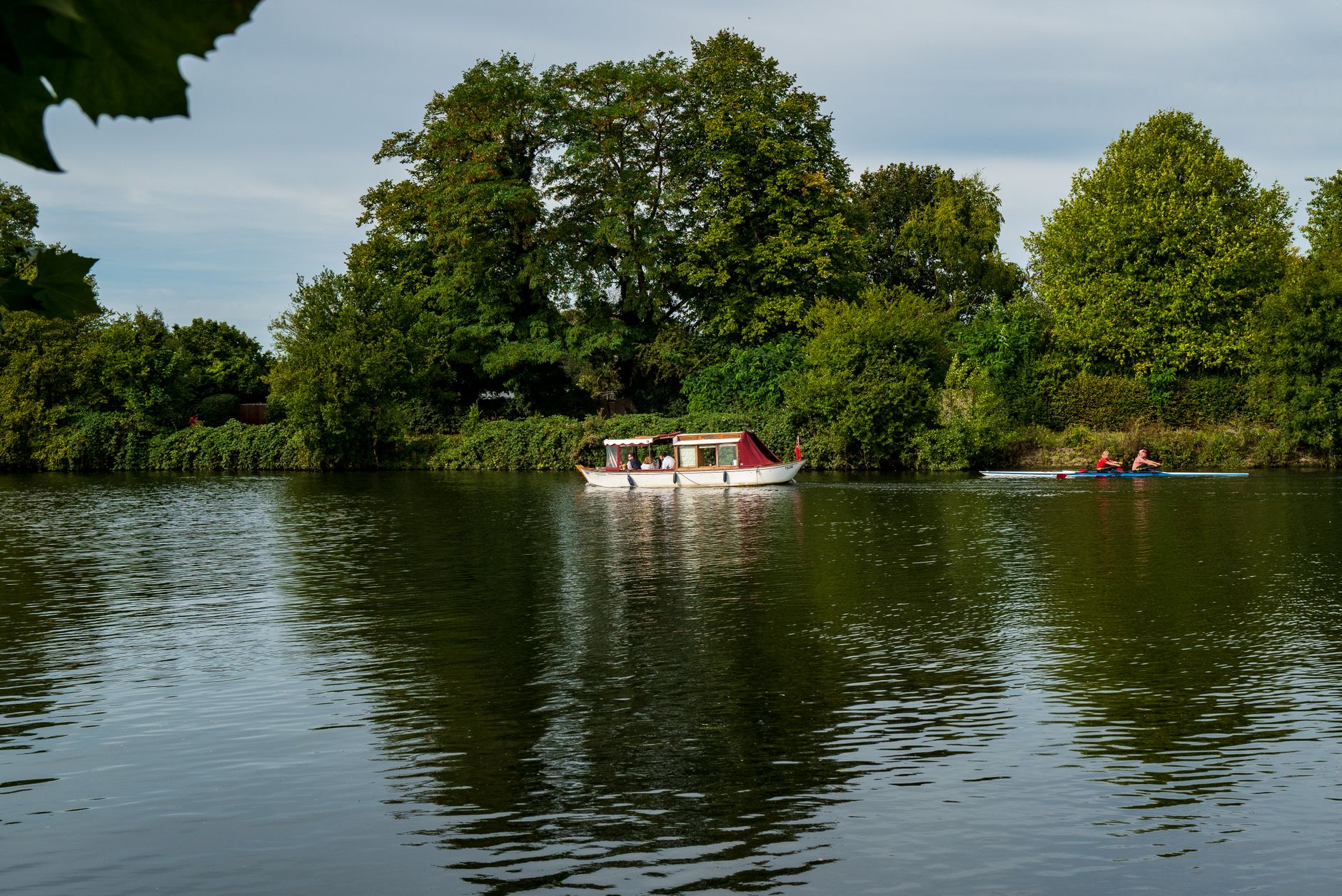Thames Path between Reading and Sonning with narrow boats