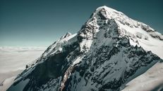 瑞士雪山之巅的壮丽景色，展现了冬季的自然之美