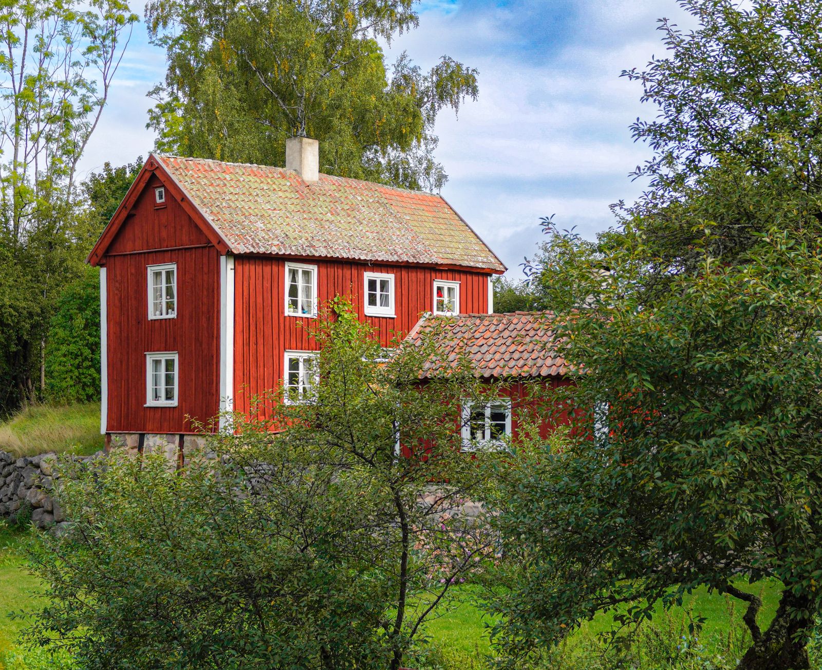 Charming Rustic Countryside Wooden House in Autumn · Free Stock Photo