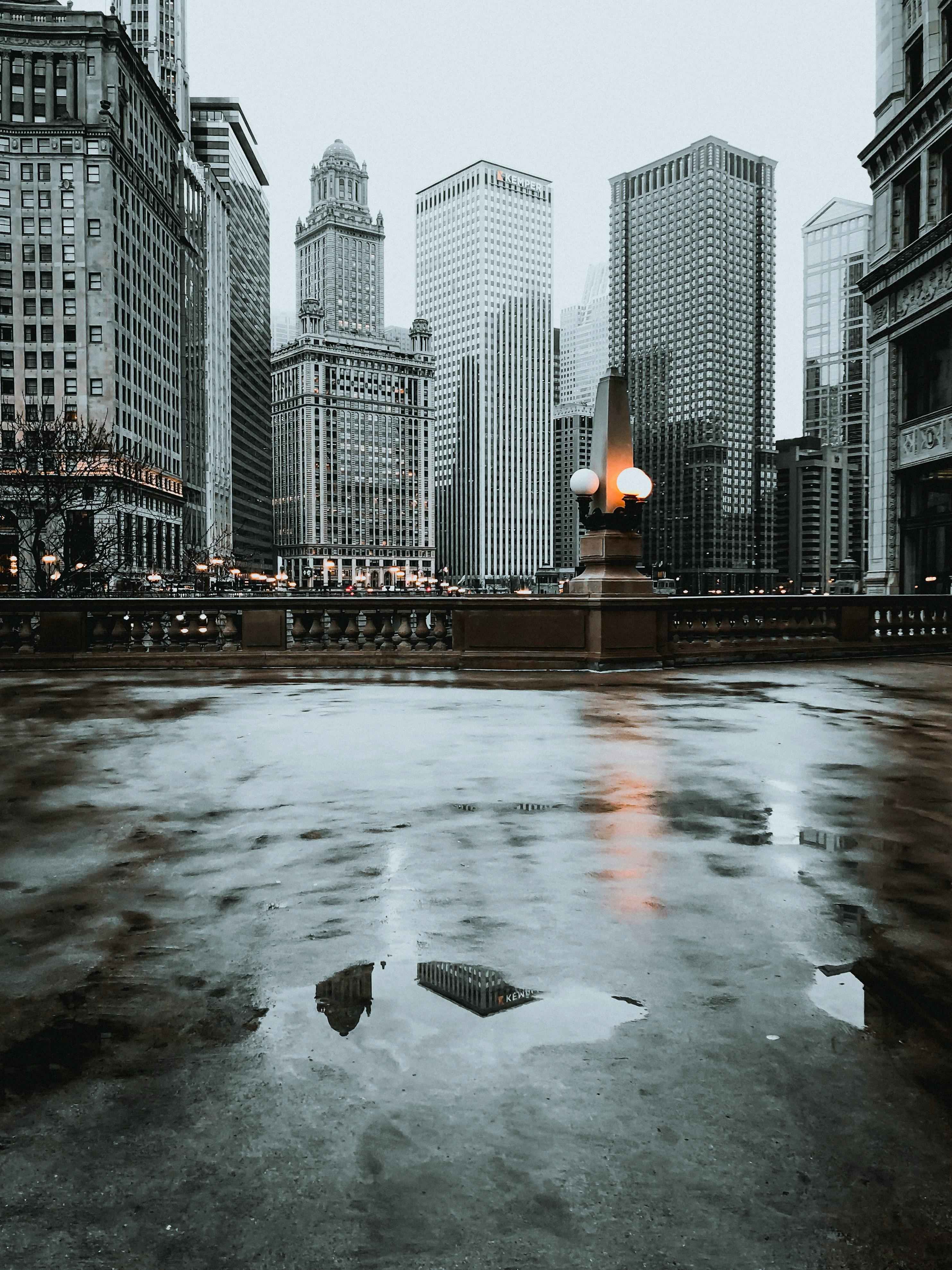 潮湿的人行道上映照着城市天际线，为城市增添了戏剧性的氛围