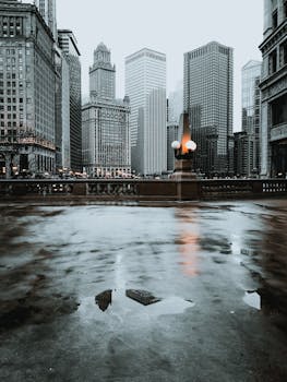 潮湿的人行道上映照着城市天际线，为城市增添了戏剧性的氛围