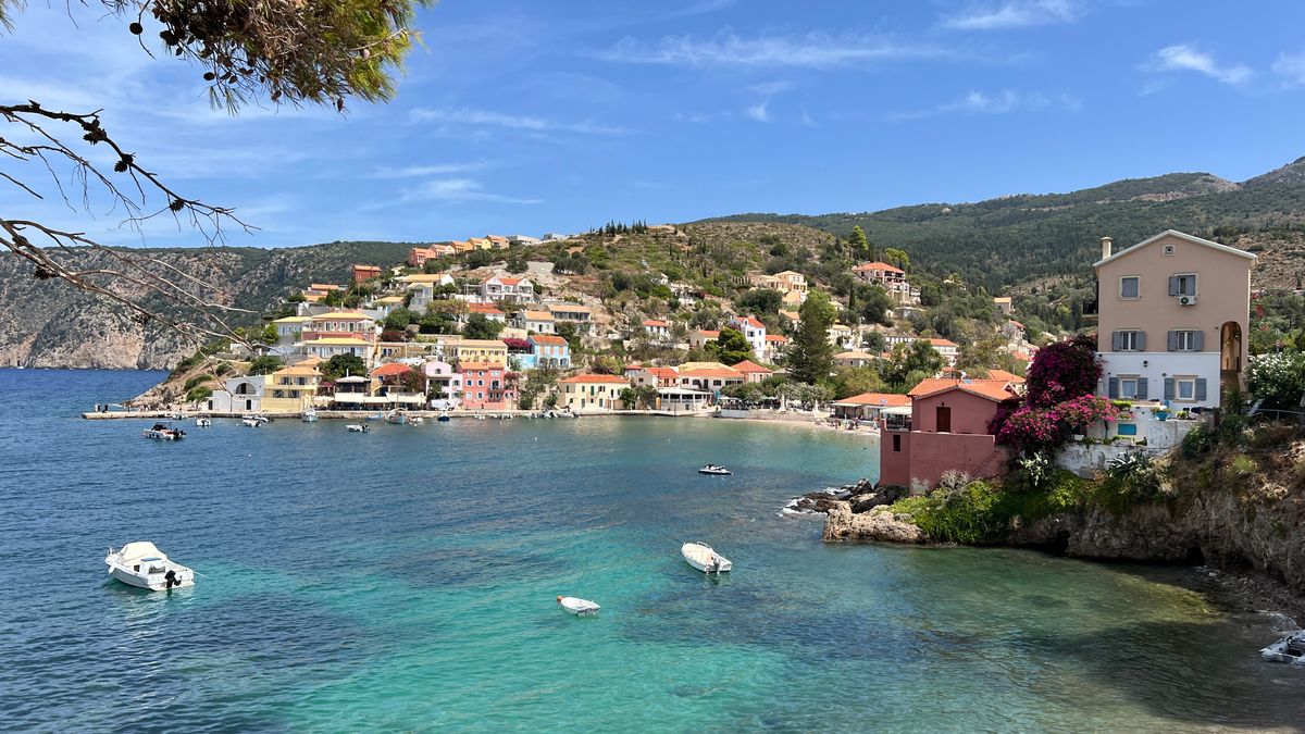 Unde te cazezi în Kefalonia - satul Assos cu case colorate pe golf