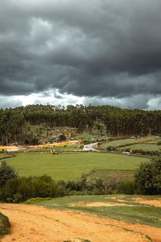 Scenic landscape with storm clouds over lush green fields and forest in Cusco, Peru. - Fotografer Sidoarjo