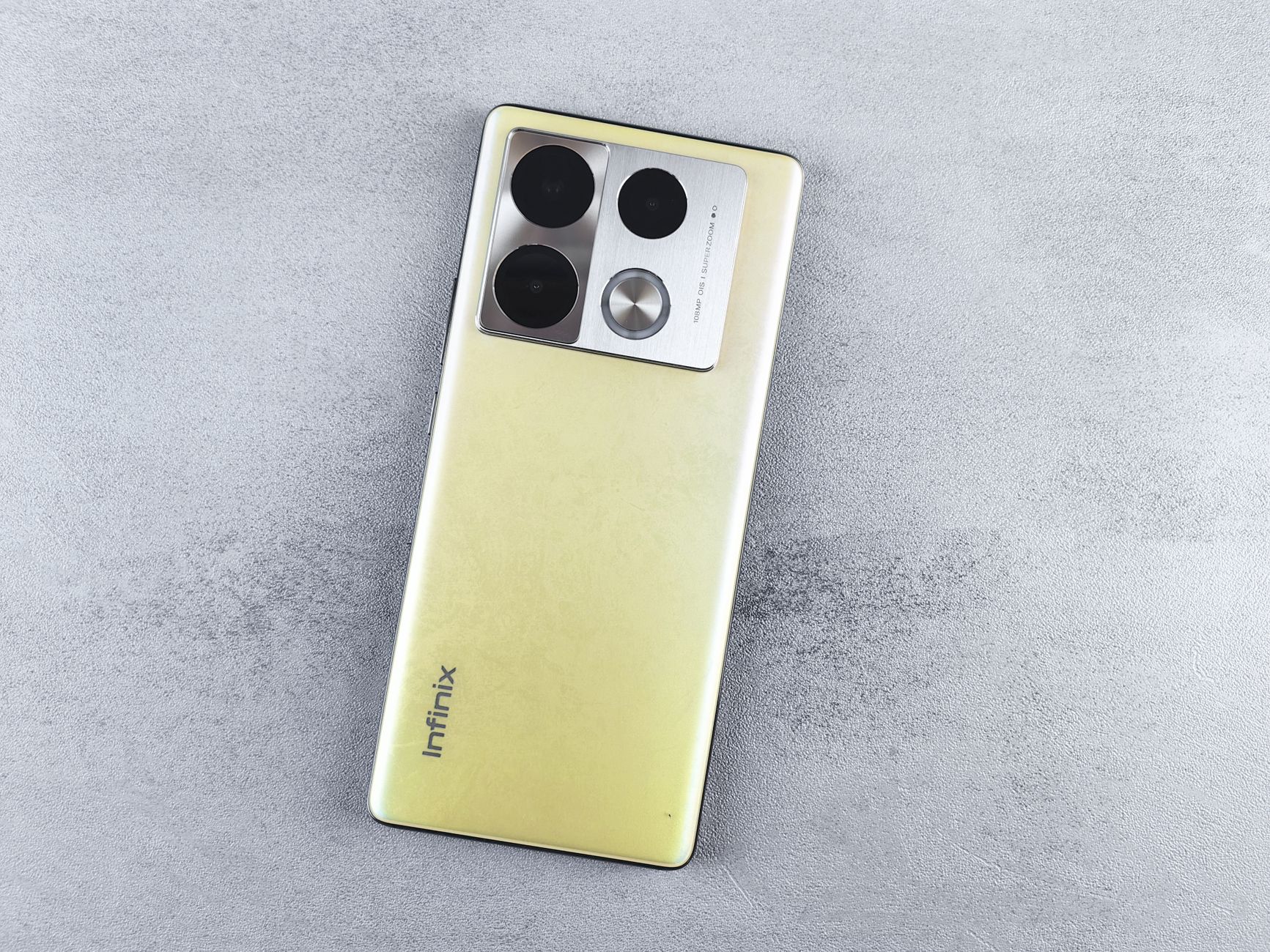 Glass vs Plastic Smartphone Backs: Which is Better?