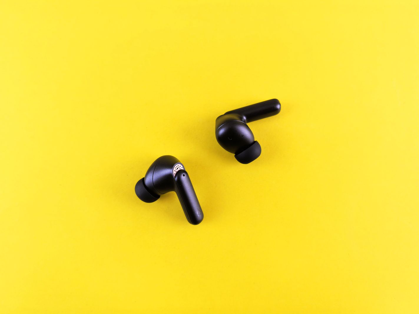 Fones de ouvido sem fio Pixel Buds com interface de tradução em tela de celular