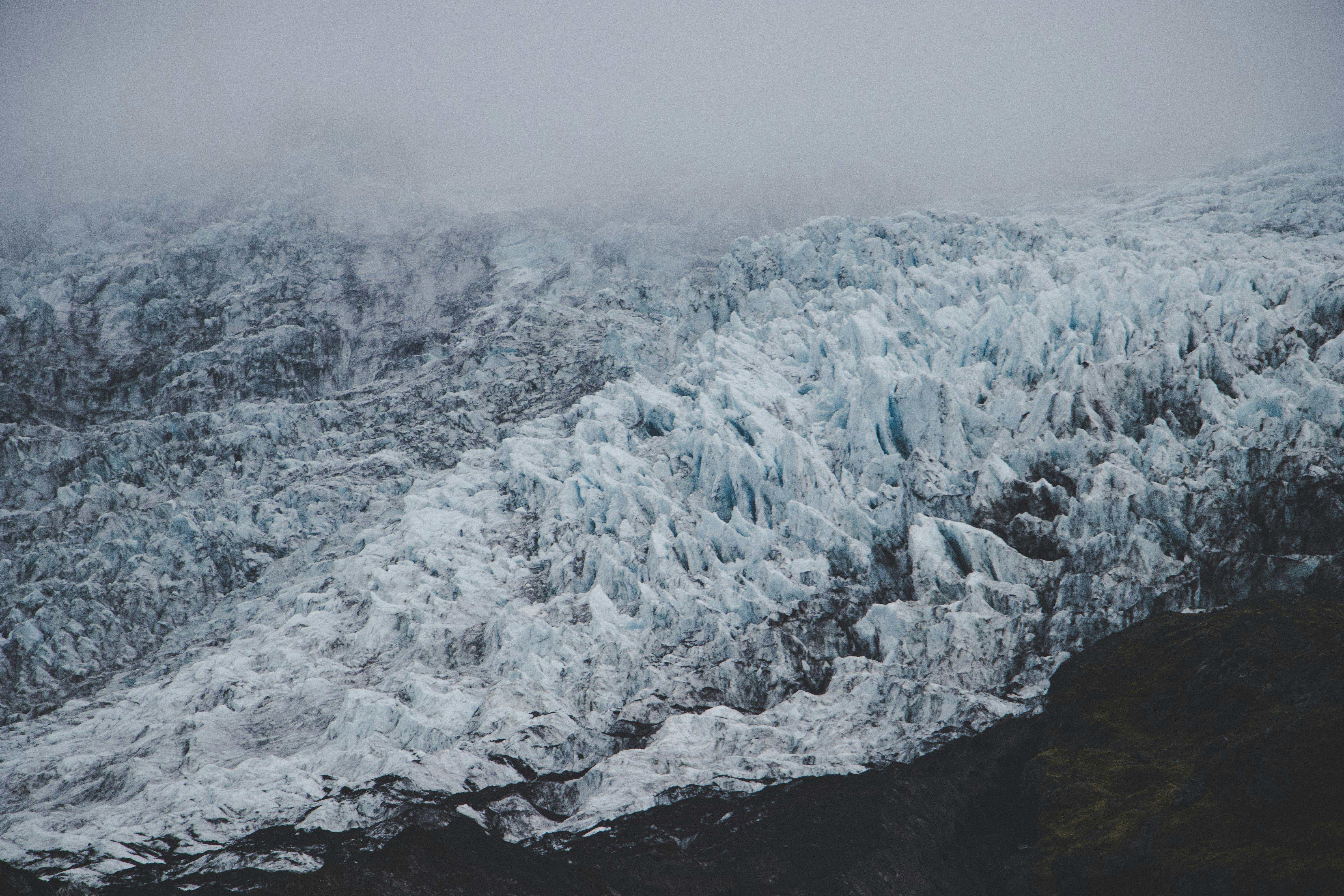 冰岛的冰川被雾气环绕，展现出大自然冷酷而令人惊叹的美