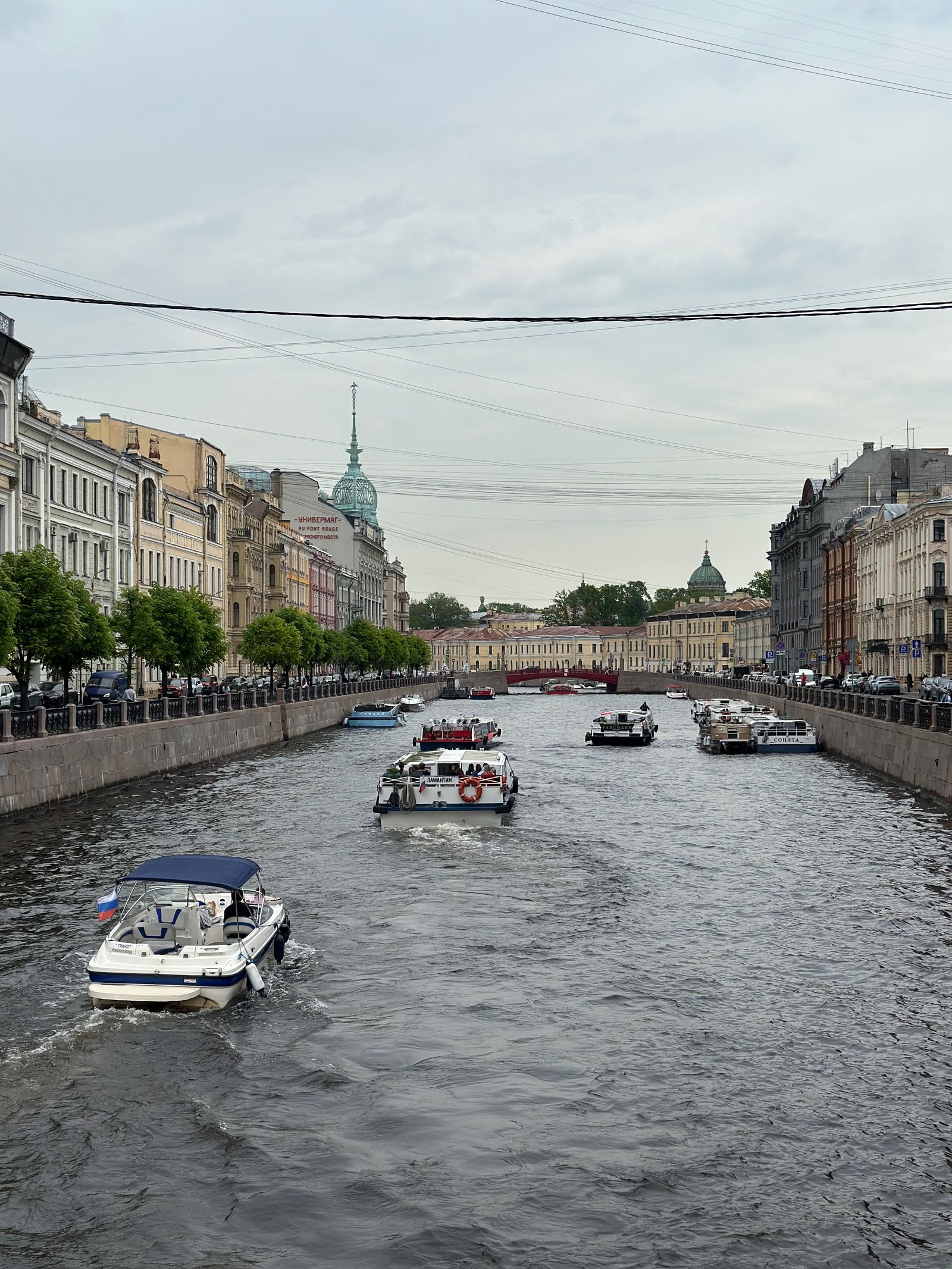 Лодки на реке Мойке в Санкт-Петербурге летом