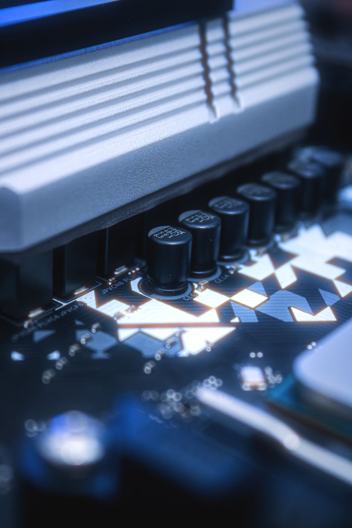 Capacitors and other components on a circuit board. Illustrative photograph, not the RECOM RVP007 or its reference design.