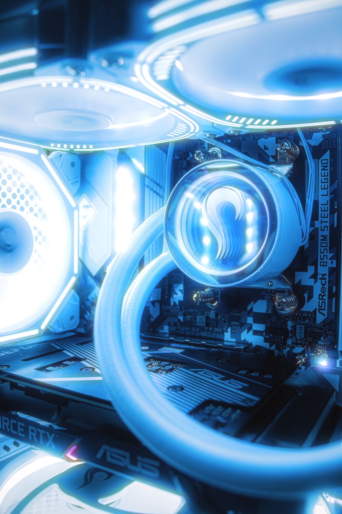 PC gamer com iluminação RGB e componentes de alto desempenho
