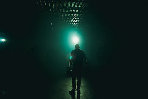 Homme Debout Avec Lumière Bleue