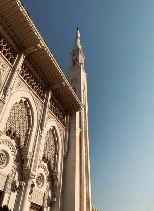 Free Captivating facade of a mosque in Constantine, Algeria, under a clear blue sky. Stock Photo