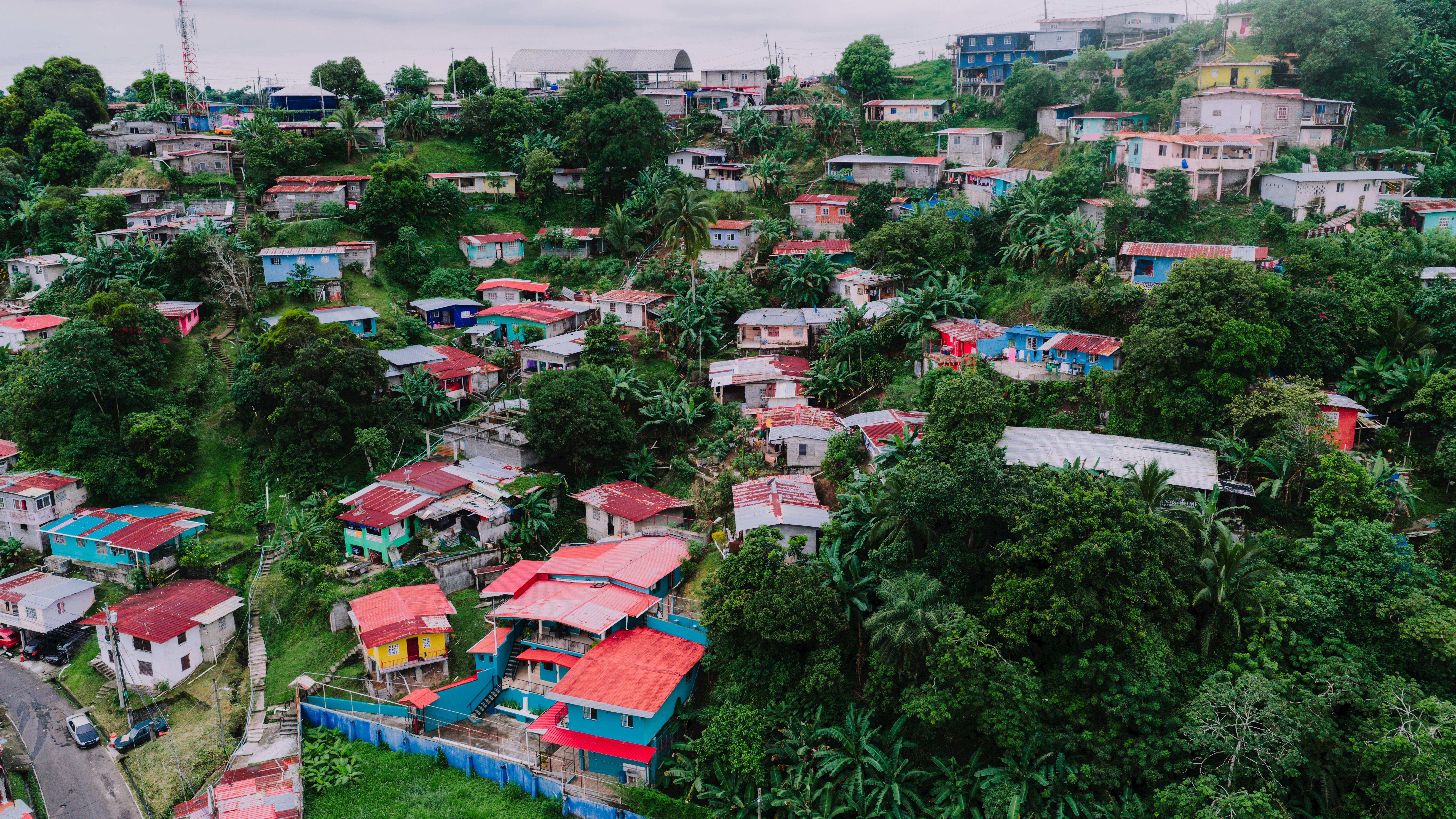 무료 항공 촬영을 통해 파나마 파나마시티의 무성한 녹지 속에 있는 생동감 넘치는 주택을 포착했습니다. 스톡 사진