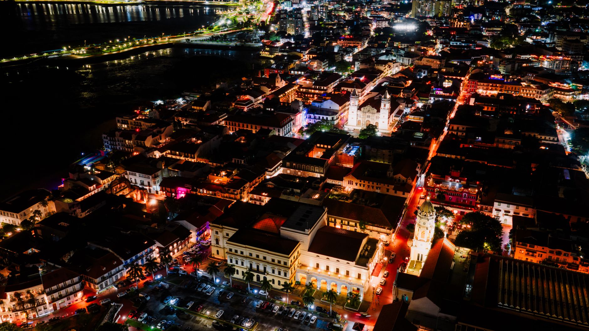 Una ciudad latinoamericana iluminada de noche