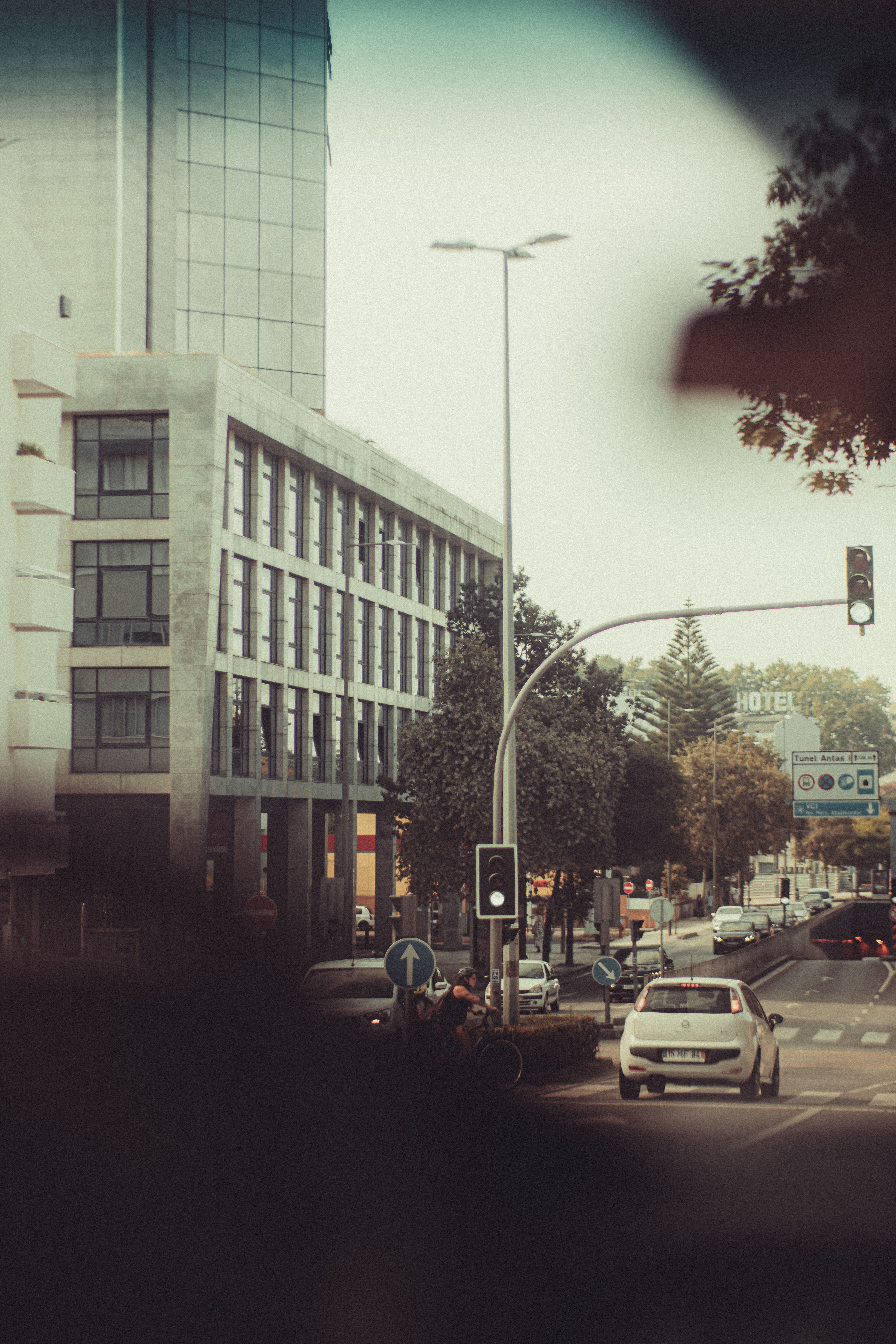Urban Street Scene with Modern Architecture · Free Stock Photo