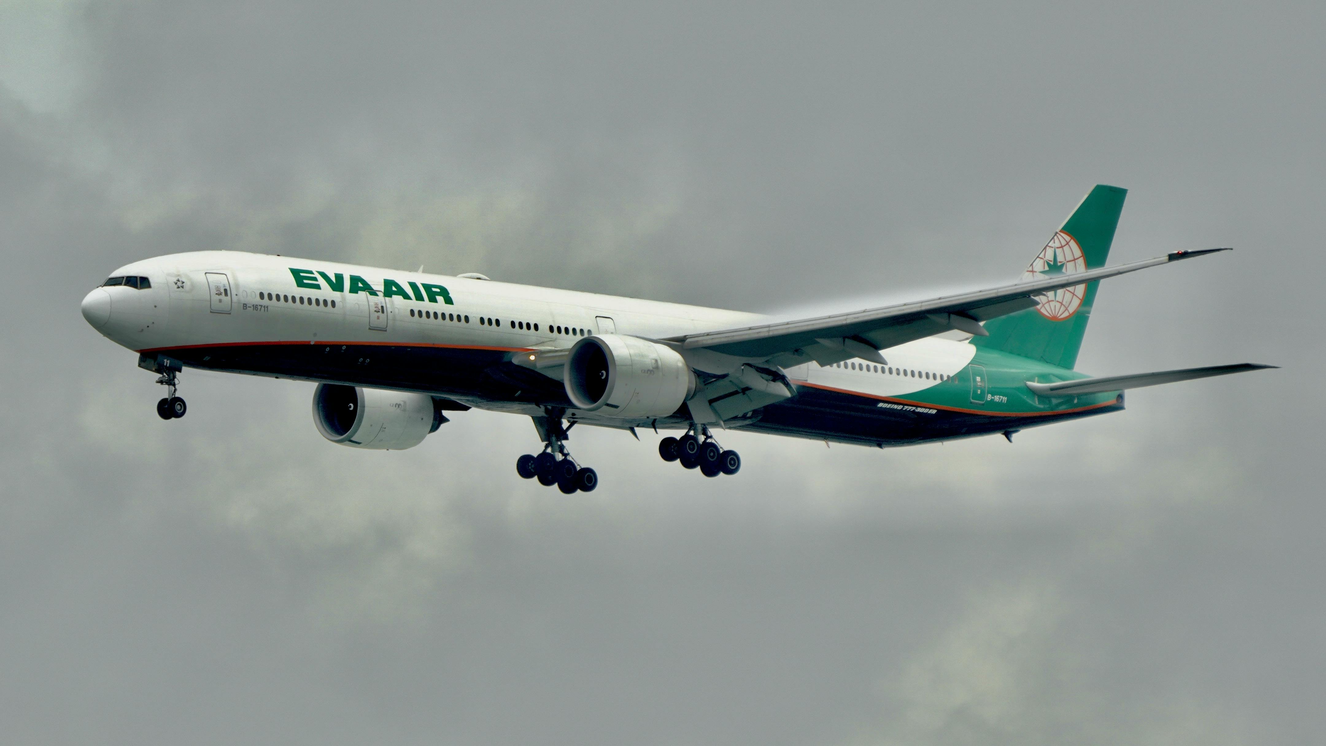 airline miles, frequent flyer, travel rewards, credit card points, airline alliances, Airlines & points — Photo by Tuan Vy  S