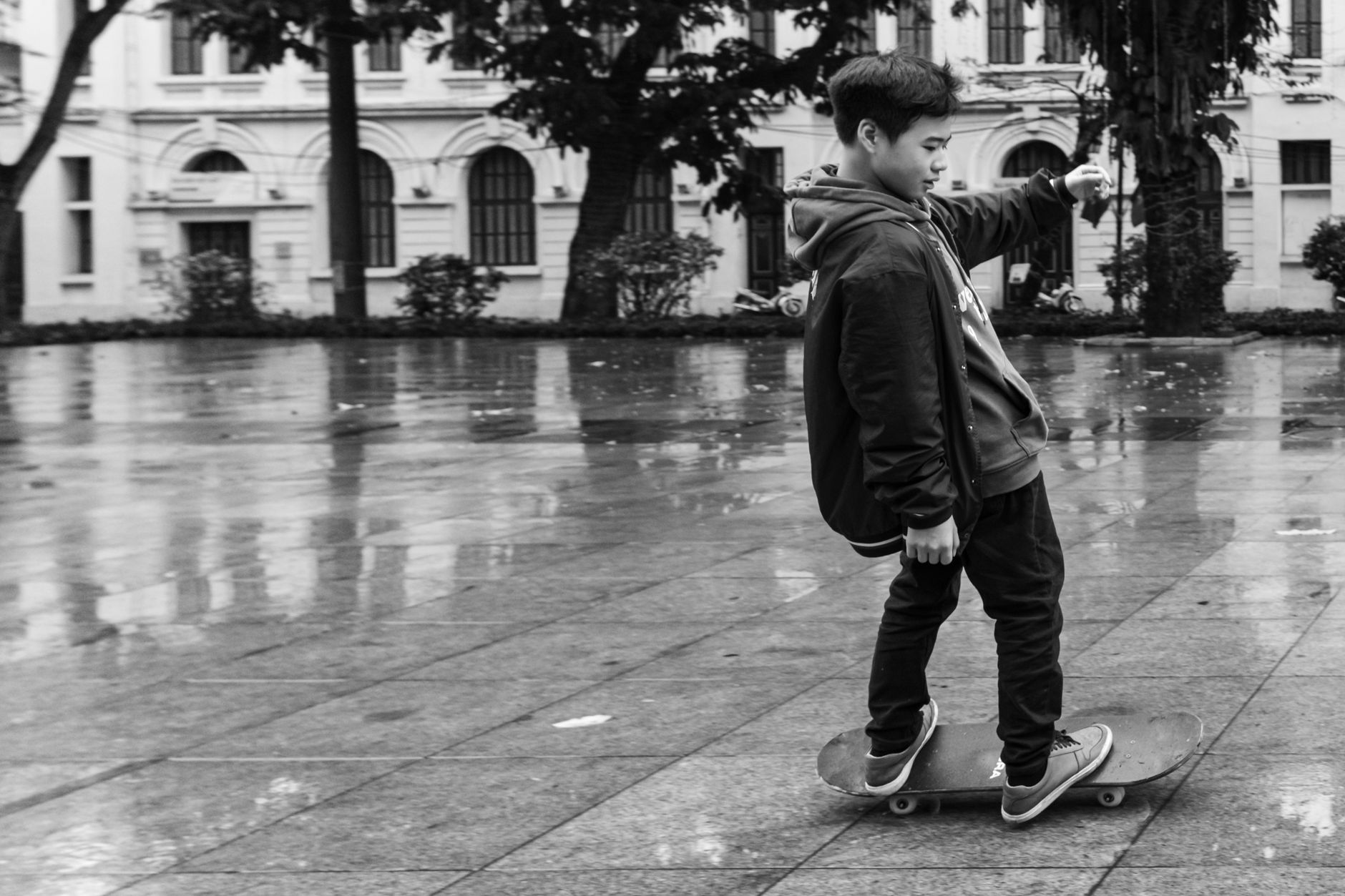 Một ván trượt cổ mang logo Cockfight Skateboards đặt trên nền bê tông Houston đầy dấu trầy xước