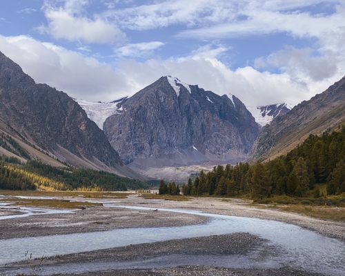 Free Breathtaking view of snow-capped mountains and river in Altai, Russia, showcasing untouched wilderness. Stock Photo