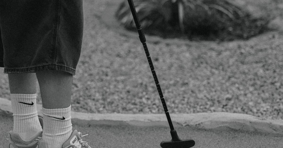 Putting Scene Black and White Mini Golf Putting Scene · Free Stock Photo