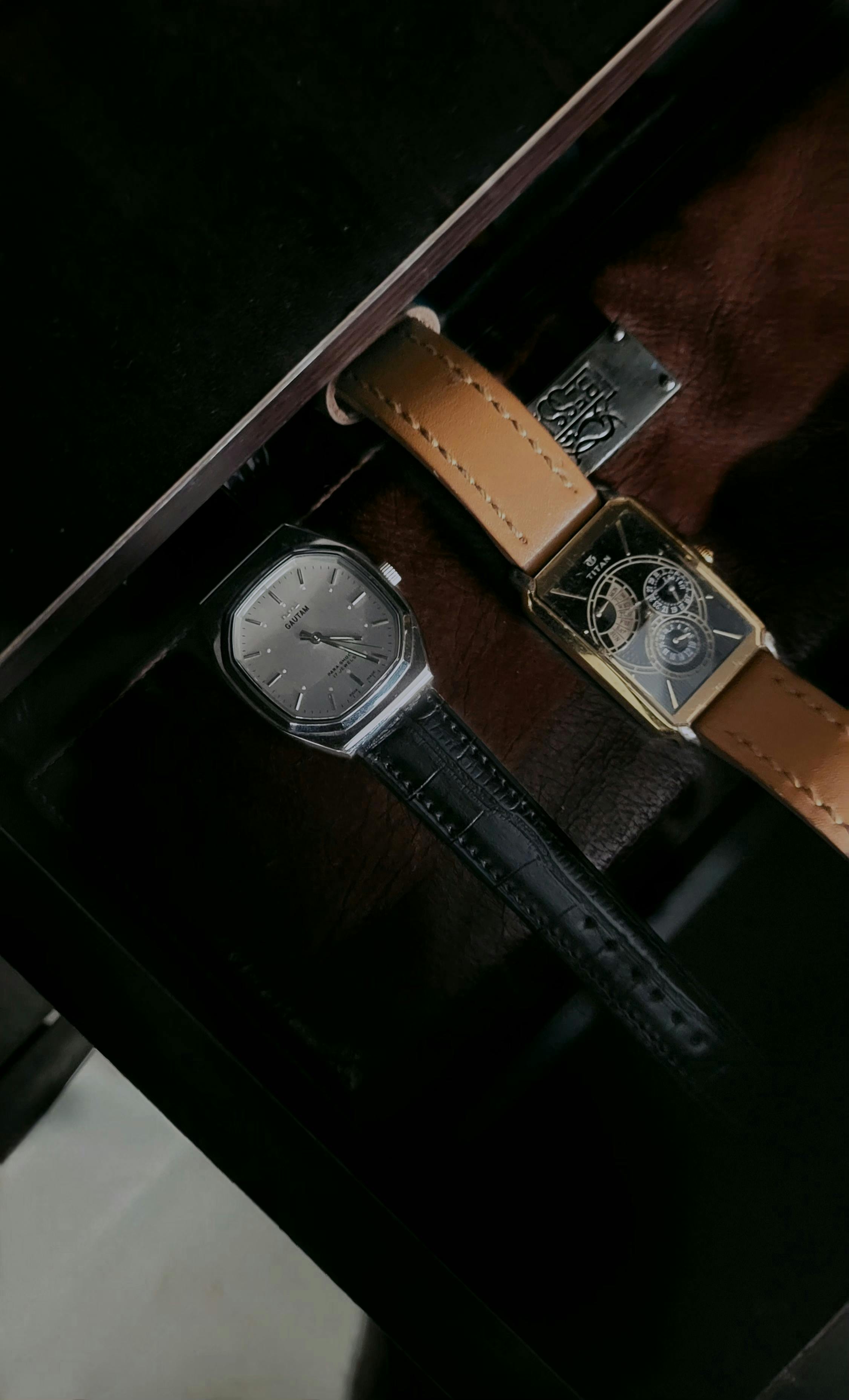 무료 고급스러운 보관함에 담긴 클래식 손목시계의 클로즈업. 우아함을 강조하기에 완벽합니다. 스톡 사진