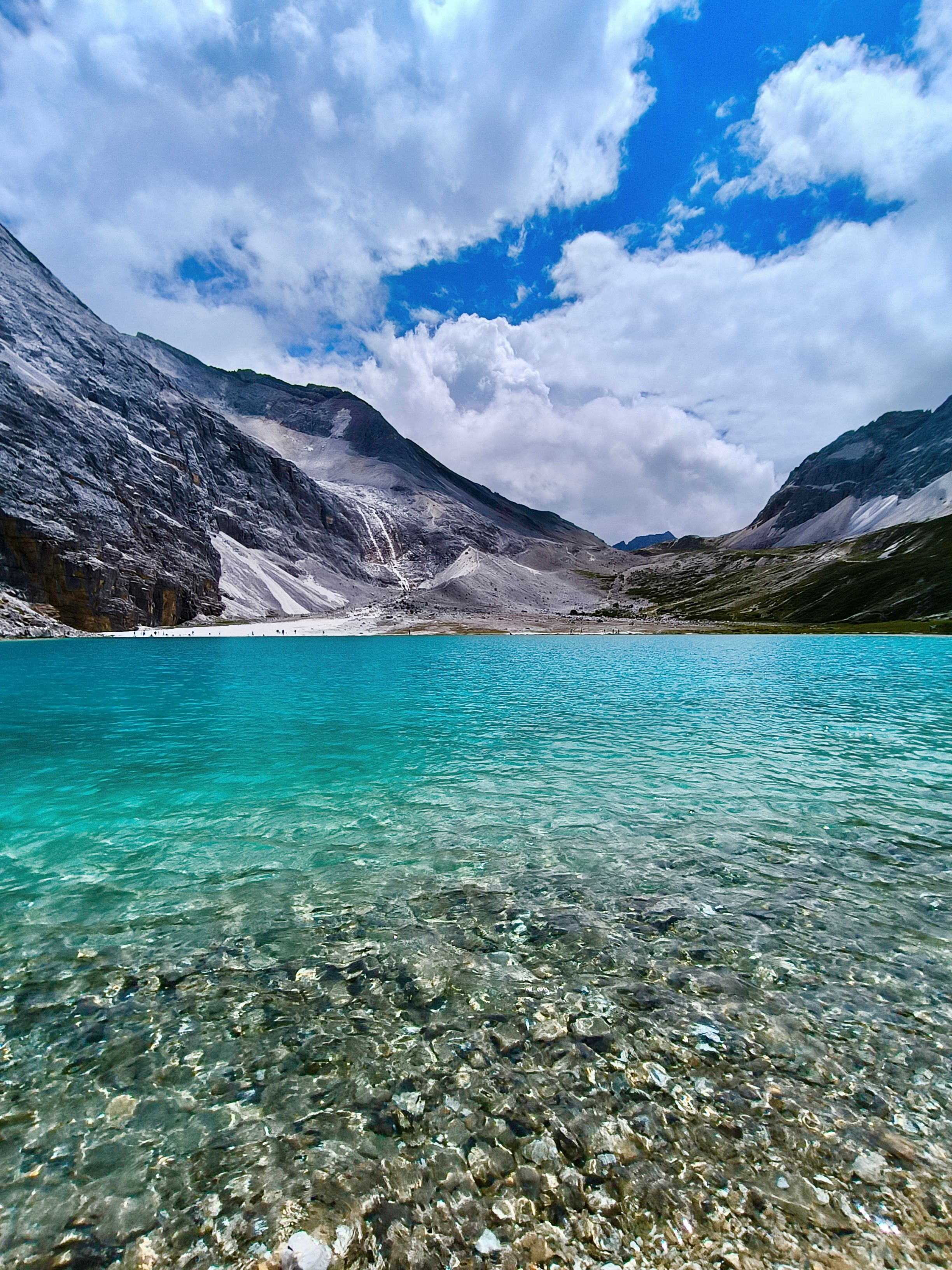 Stunning Mountain Lake with Clear Blue Water · Free Stock Photo