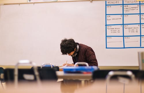 Hombre Escribiendo En Mesa