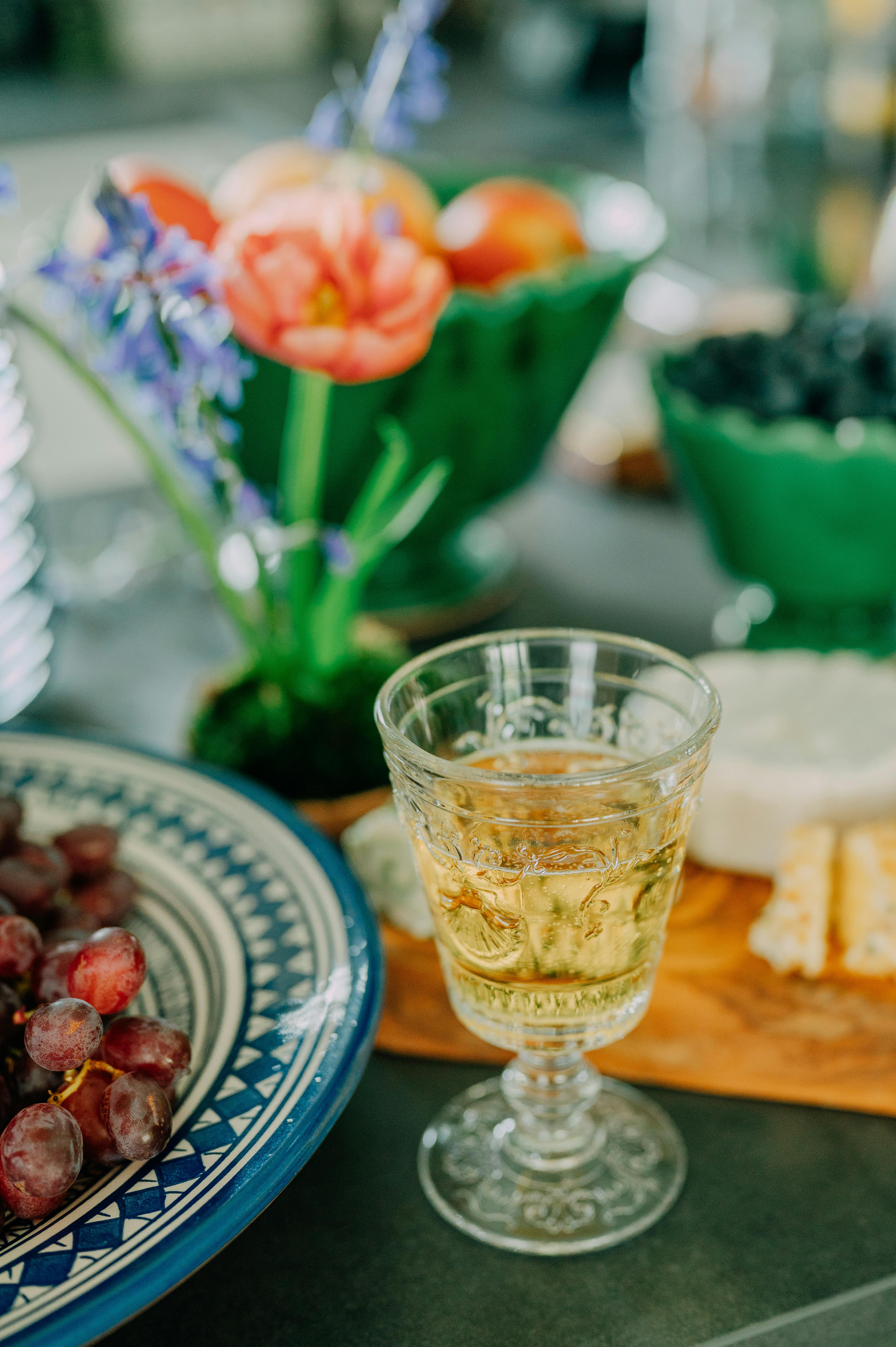 Kostenlos Eine luxuriöse Wurstwaren-Ausstattung mit Wein, Obst, Käse ... Kostenlos Eine luxuriöse Wurstwaren-Ausstattung mit Wein, Obst, Käse ...