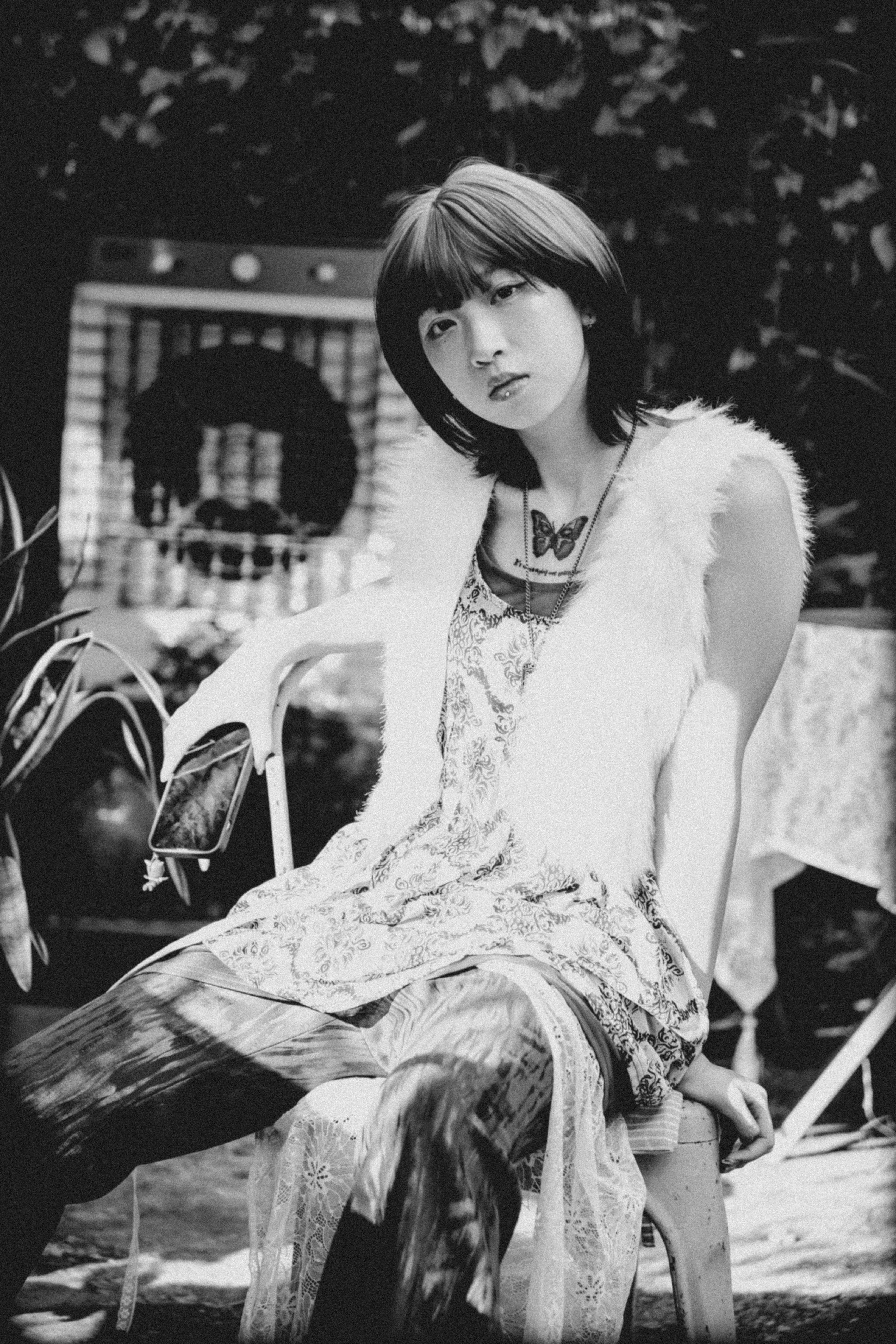 gratis Een monochroom portret van een stijlvolle vrouw buiten in Shenzhen, China. Stockfoto