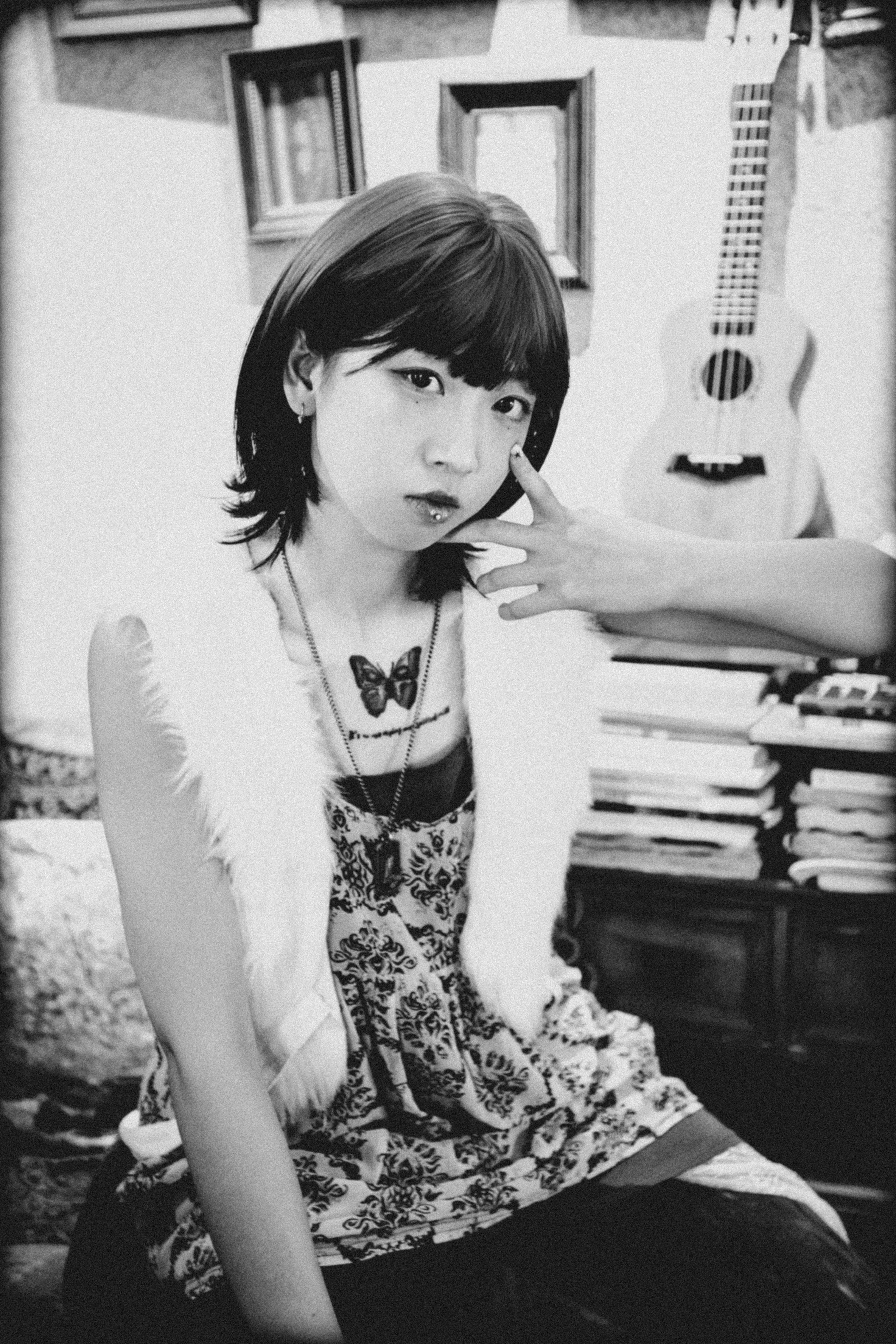 Gratis Ritratto artistico in bianco e nero di una giovane donna in un interno con un ukulele. Atmosfera vintage. Foto a disposizione