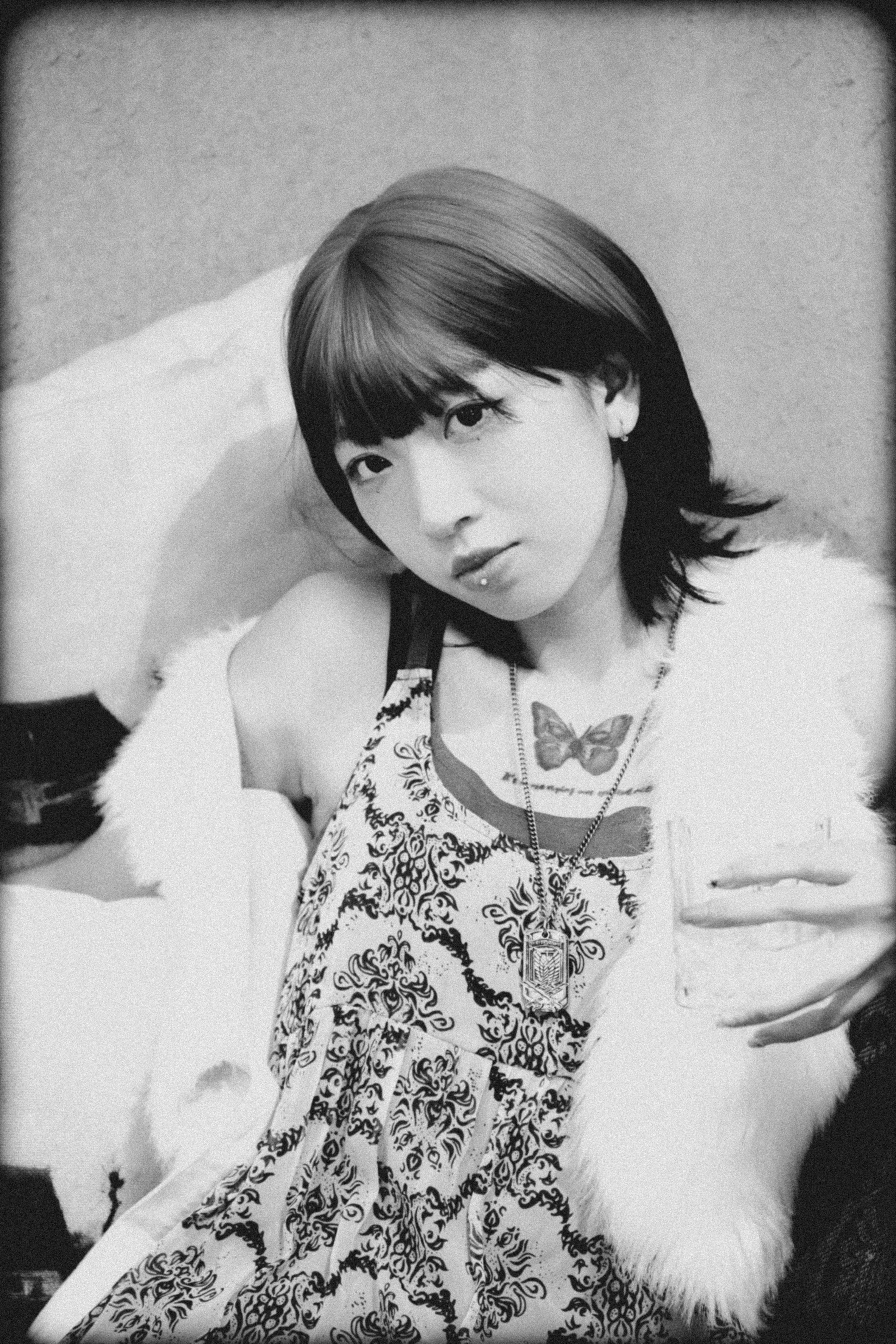 Kostnadsfria Konstnärligt svartvitt porträtt av en kvinna med en drink, i vintageklädsel. Stock foto