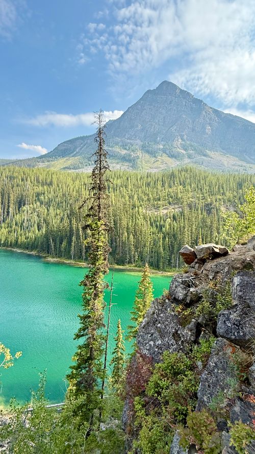Scenic Mountain Lake with Clear Reflections · Free Stock Photo