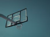 清澈宁静的天空下，篮球筐构成了一幅极简主义景观