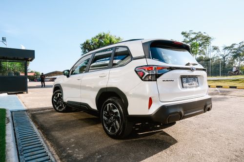 Free A sleek white SUV parked in a sunny outdoor area, showcasing its modern design and features. Stock Photo