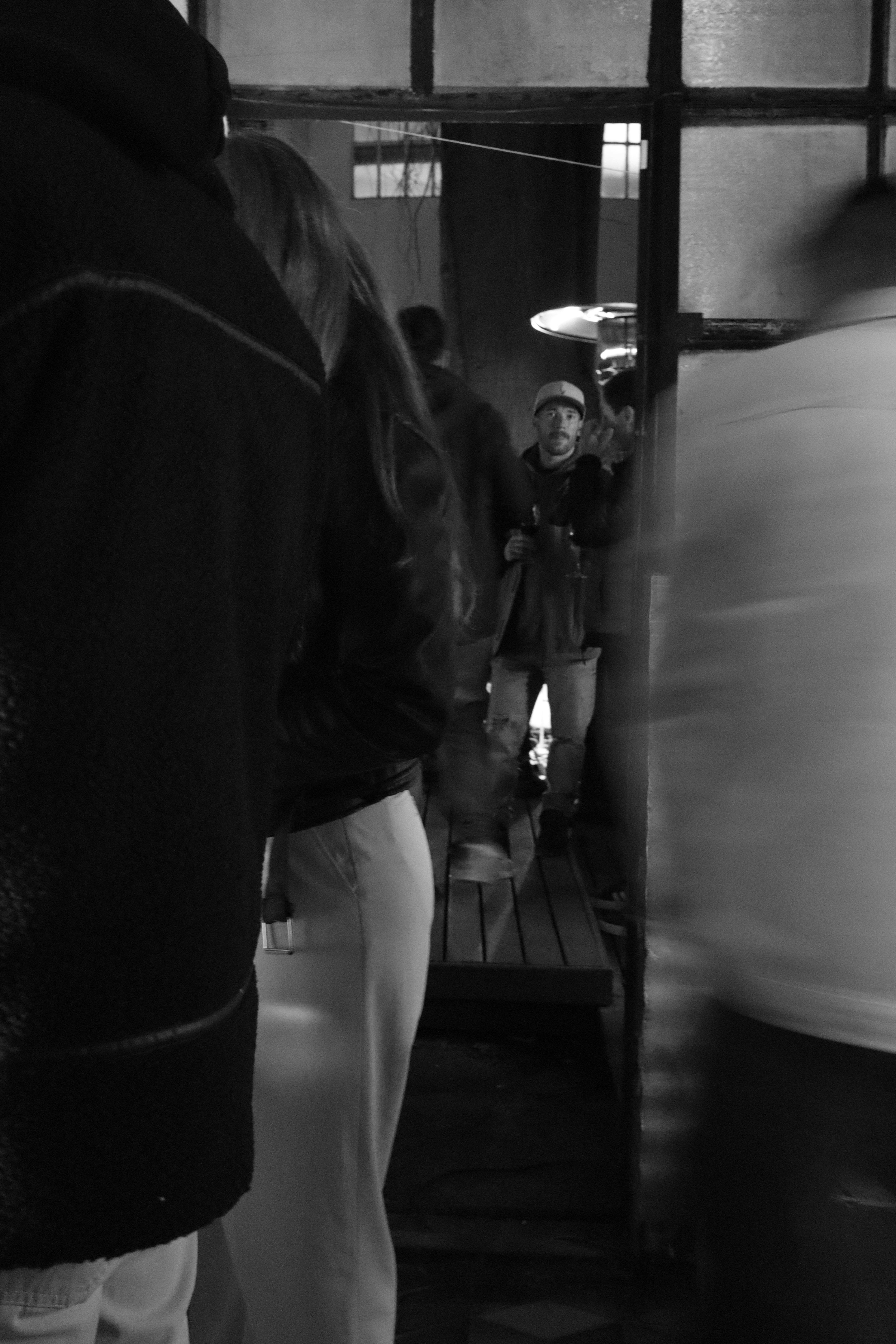 Ücretsiz Gece hareket halindeki insanların, kent yaşamını ve hareketini yakalayan dinamik siyah beyaz fotoğrafı. Stok Fotoğraflar