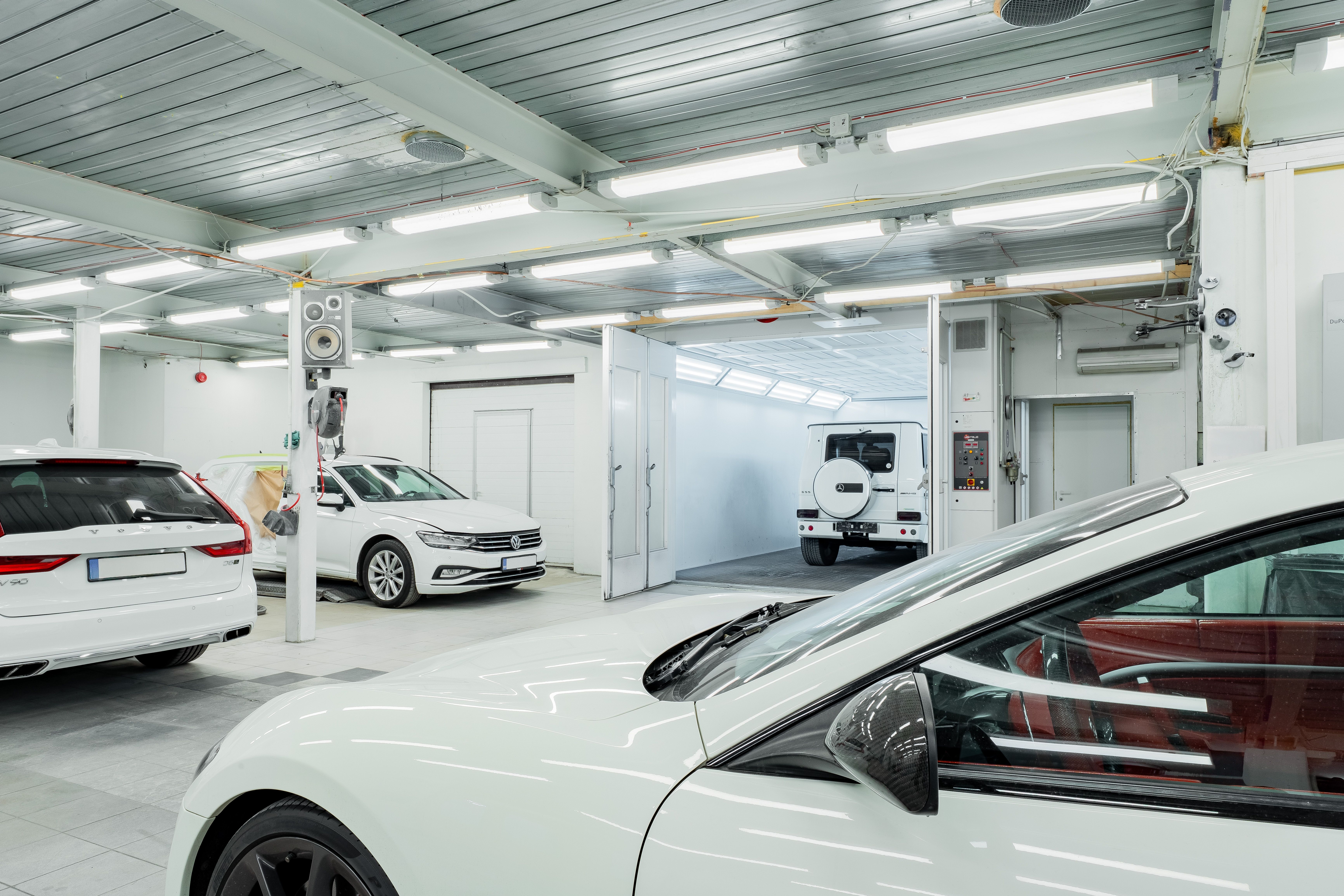 Spacious Modern Car Wash Interior with Vehicles · Free Stock Photo