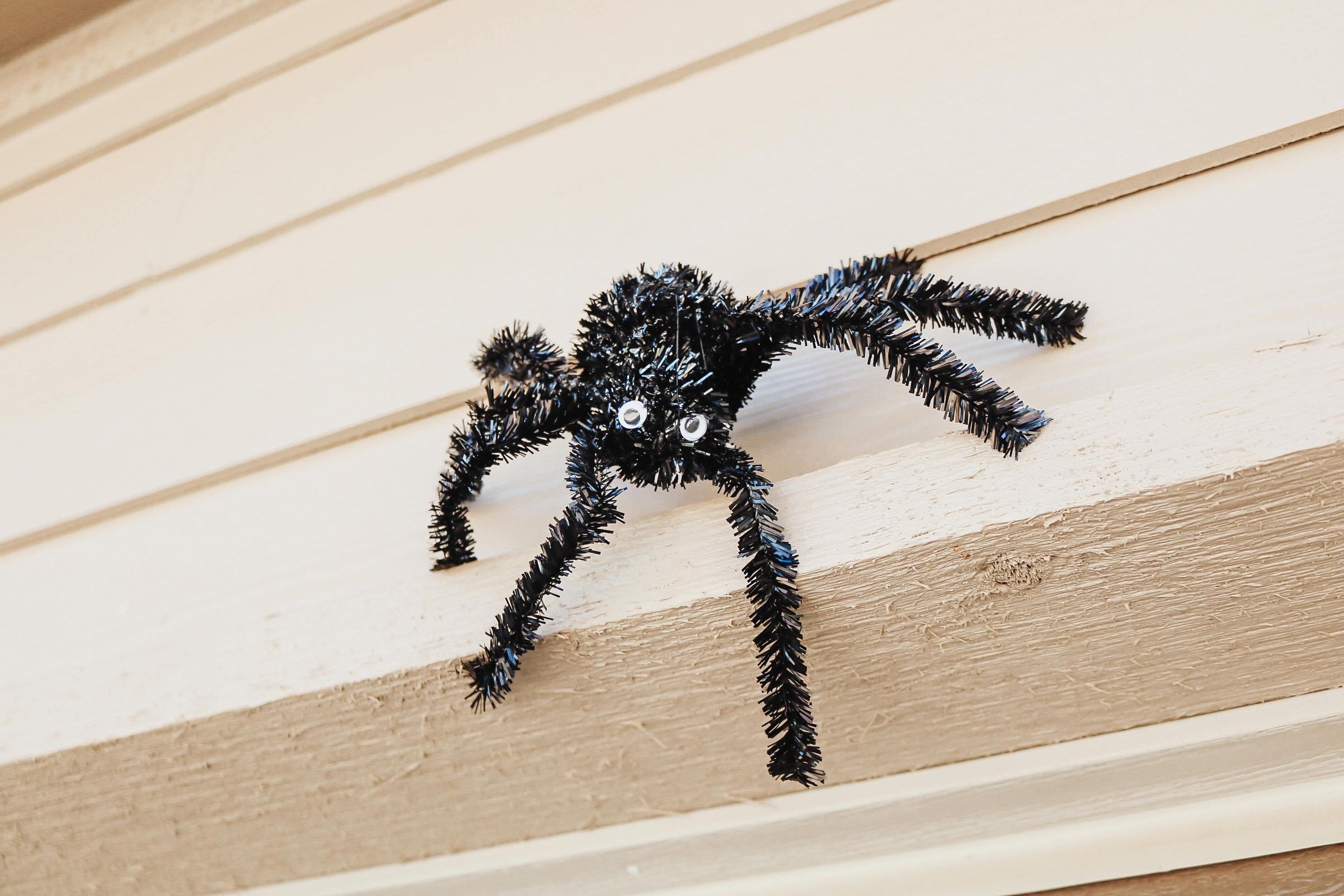 How much does spider control cost in Snellville, Georgia? 2 A spider web glistening with morning dew in a suburban yard