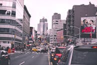 纽约的城市街道热闹非凡，白天交通熙熙攘攘，建筑林立