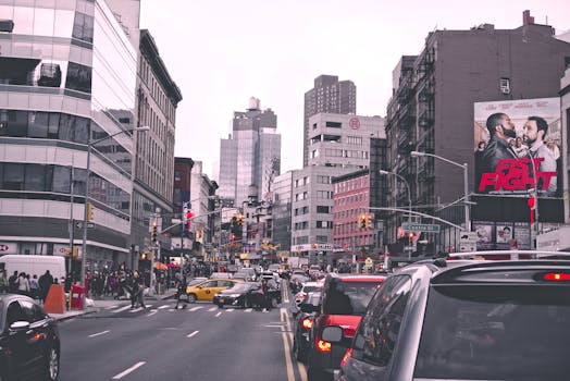 纽约的城市街道热闹非凡，白天交通熙熙攘攘，建筑林立