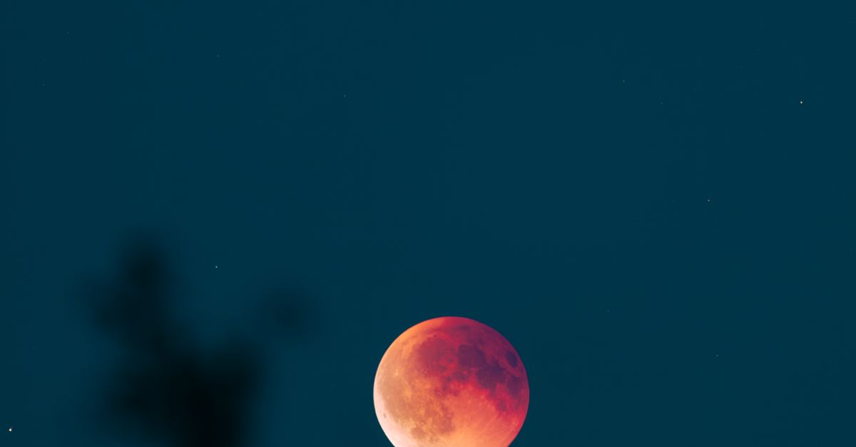Blood Moon Total Lunar Eclipse Draws Crowds Across Mexico and Three Continents