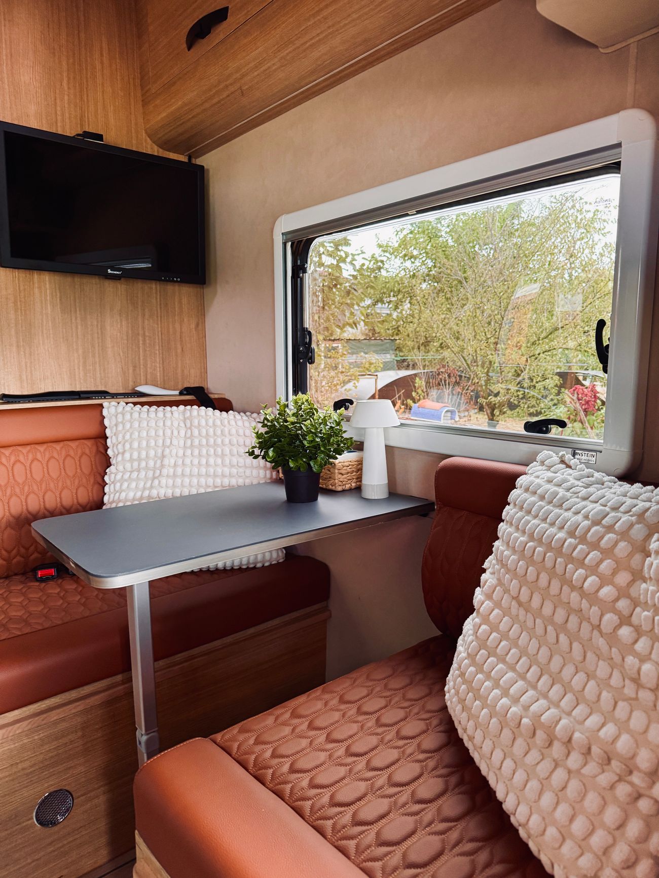 Intérieur lumineux et confortable de motorhome avec salon et fenêtres