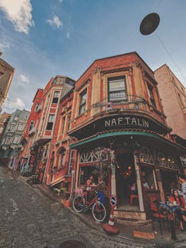 在一个历史悠久的城市，热闹的街角坐落着老式建筑和繁华的咖啡馆