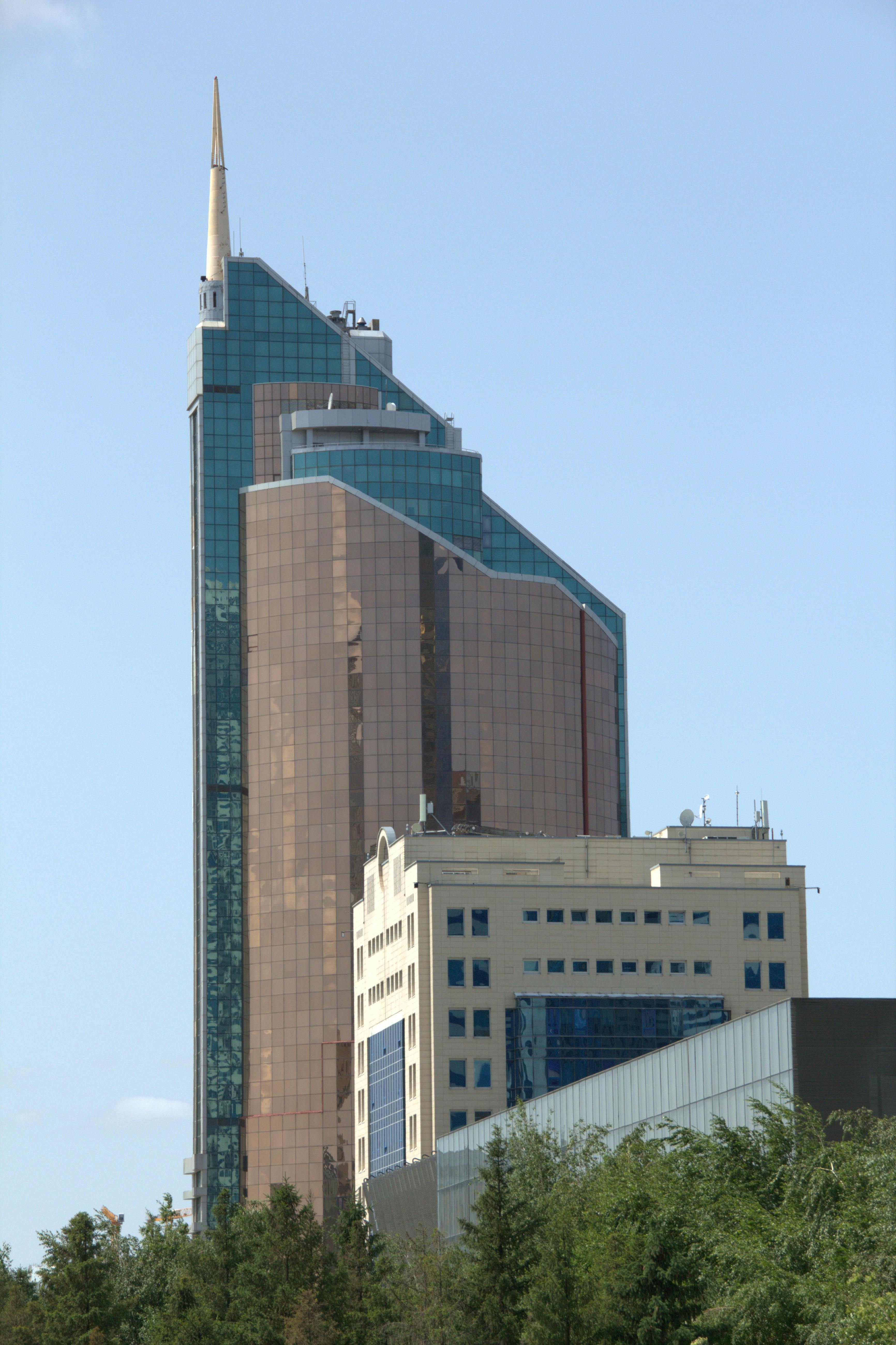 Gratis Rascacielos contemporáneo con una arquitectura única en Astaná, Kazajstán, bajo un cielo azul claro. Foto de stock