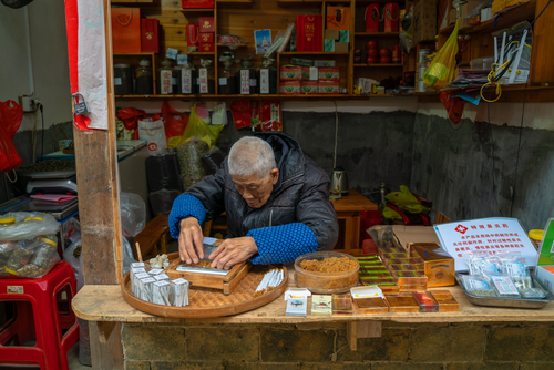 Free An elderly man prepares tea at a traditional shop in Xiamen, China, showcasing local culture and craftsmanship. Stock Photo