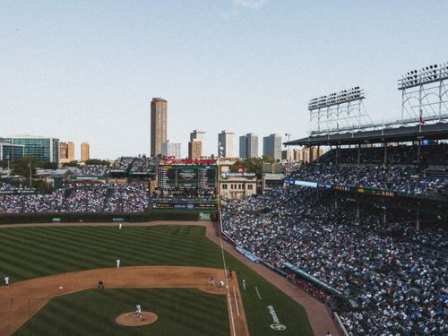 Gratuit Stade de baseball bondé sous un ciel dégagé avec paysage urbain en arrière-plan. Ambiance dynamique comme un jour de match. Photos